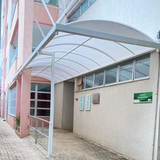 Cobertura de Lona em Osasco SP — Cobertura em pátio de comércio com mesas externas