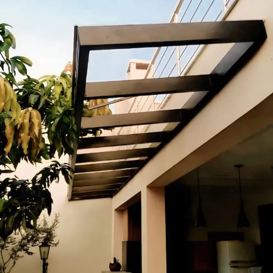 Cobertura de Policarbonato Compacto em Osasco SP — Cobertura em quintal residencial coberto