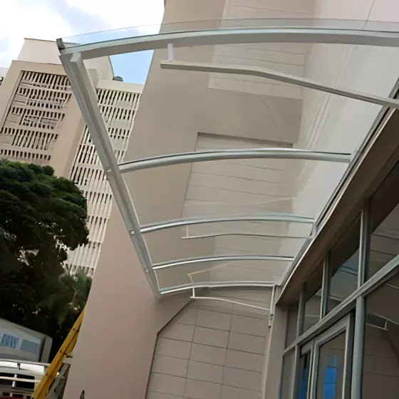 Cobertura de Policarbonato Compacto em Osasco SP — Cobertura com calha lateral para escoamento