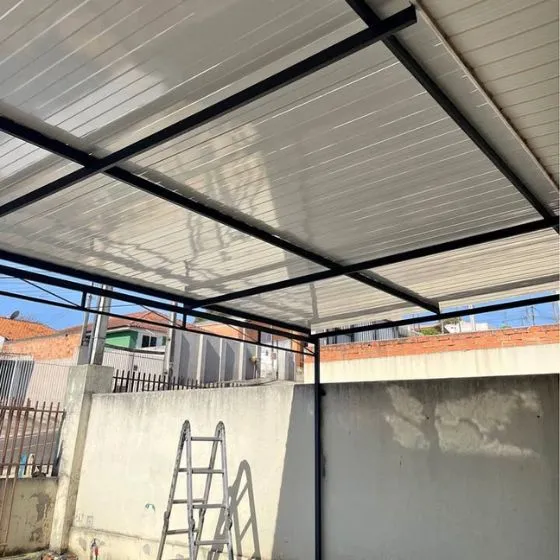 Cobertura de Telha Metálica Forro em Osasco SP — Cobertura em pátio de comércio com mesas externas