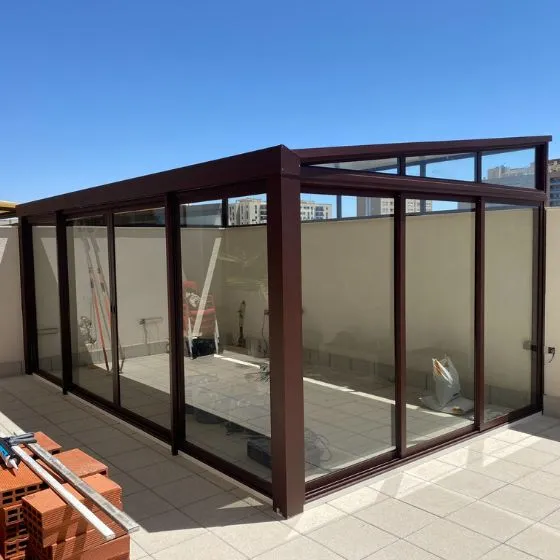 Coberturas de Vidro em Osasco SP — Cobertura em pátio de comércio com mesas externas