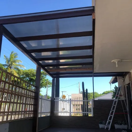 Pergolado de Alumínio com Policarbonato em Osasco SP — Cobertura em pátio de comércio com mesas externas