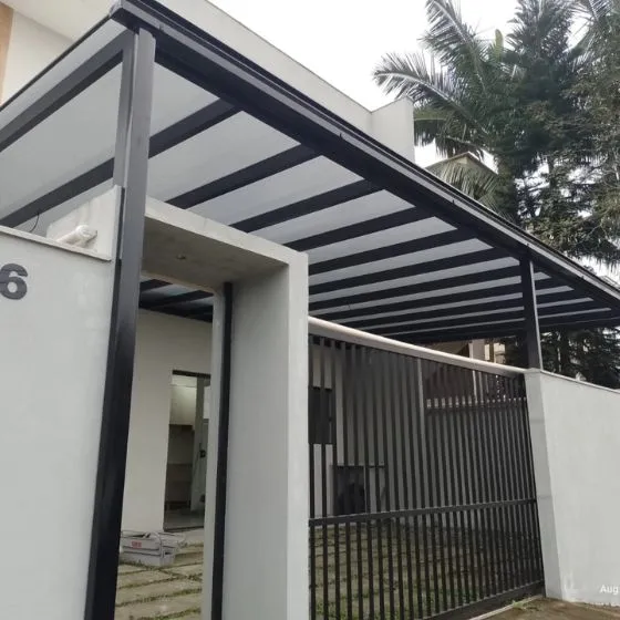 Pergolado Fixo de Ferro em Osasco SP — Cobertura em pátio de comércio com mesas externas