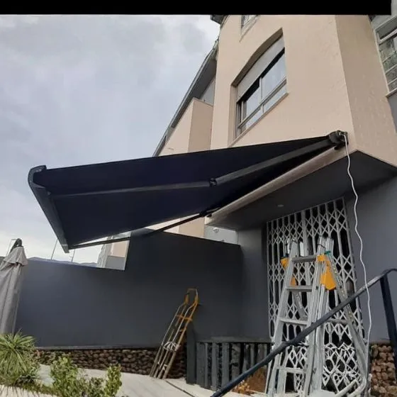 Reforma de Toldos e Coberturas em Osasco SP — Cobertura com calha lateral para escoamento