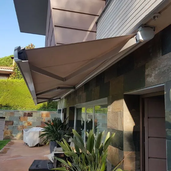 Toldo Articulado em Osasco SP — Instalação em garagem residencial