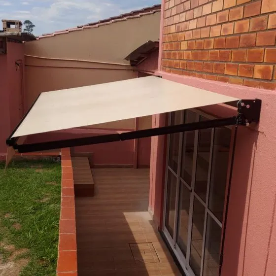 Toldo Articulado em Osasco SP — Cobertura em pátio de comércio com mesas externas