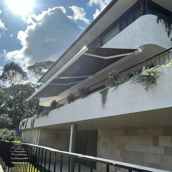 Toldo Articulado em Osasco SP — Cobertura com calha lateral para escoamento
