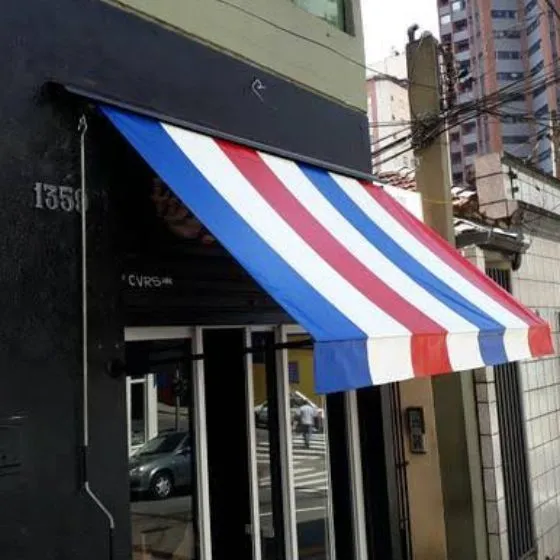 Toldo Cortina com Braços Laterais em Osasco SP — Instalação em área gourmet com churrasqueira