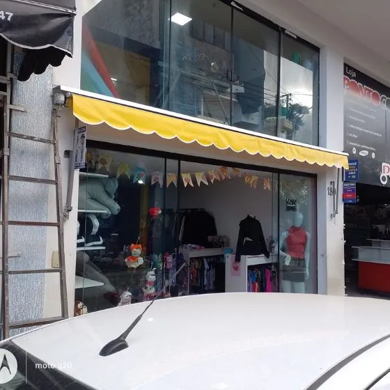 Toldo Cortina com Braços Laterais em Osasco SP — Cobertura em pátio de comércio com mesas externas