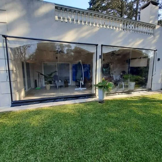 Toldo Cortina Fechamento Vertical em Osasco SP — Cobertura em quintal residencial coberto