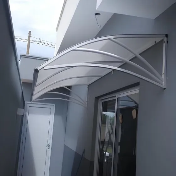 Toldo Policarbonato Alveolar em Osasco SP — Cobertura em pátio de comércio com mesas externas